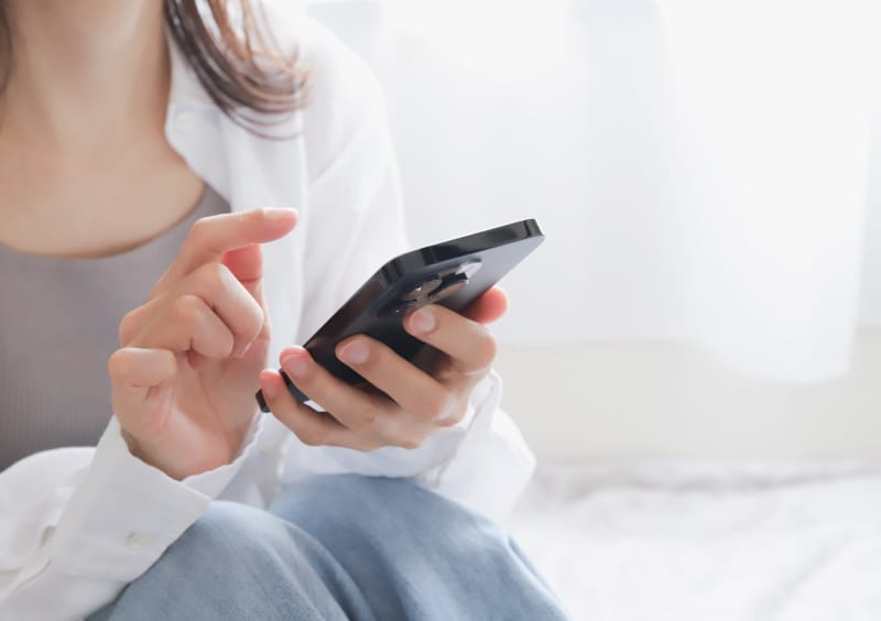 スマートフォンを見る女性